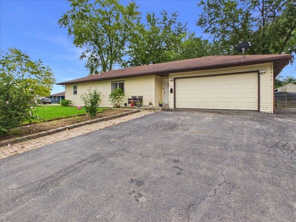 121 Fairway Road , Carpentersville, IL 60110