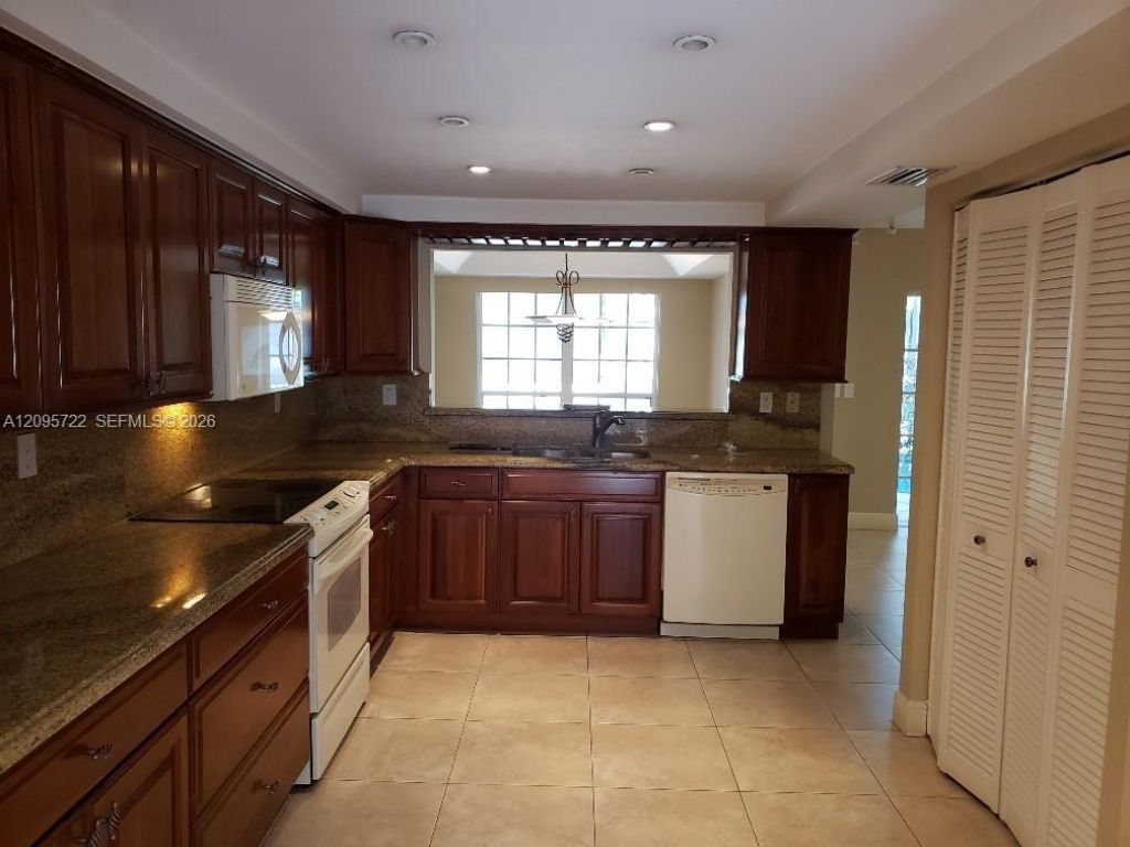 3746 Alcantara Ave, Unit 70-D, Doral, FL 33178 Photo