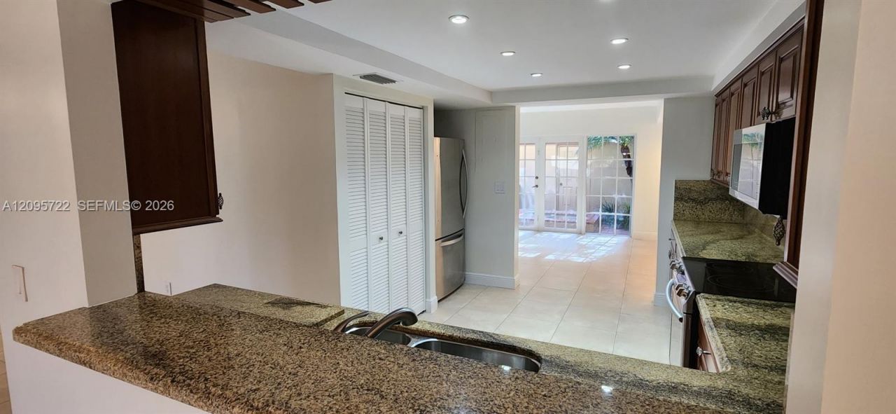 3746 Alcantara Ave, Unit 70-D, Doral, FL 33178 Photo