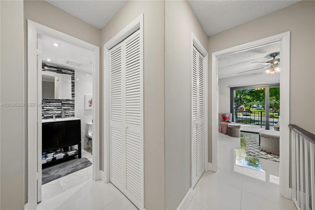 6526 Kendale Lakes Dr, Unit 1410, Miami, FL 33183 Photo