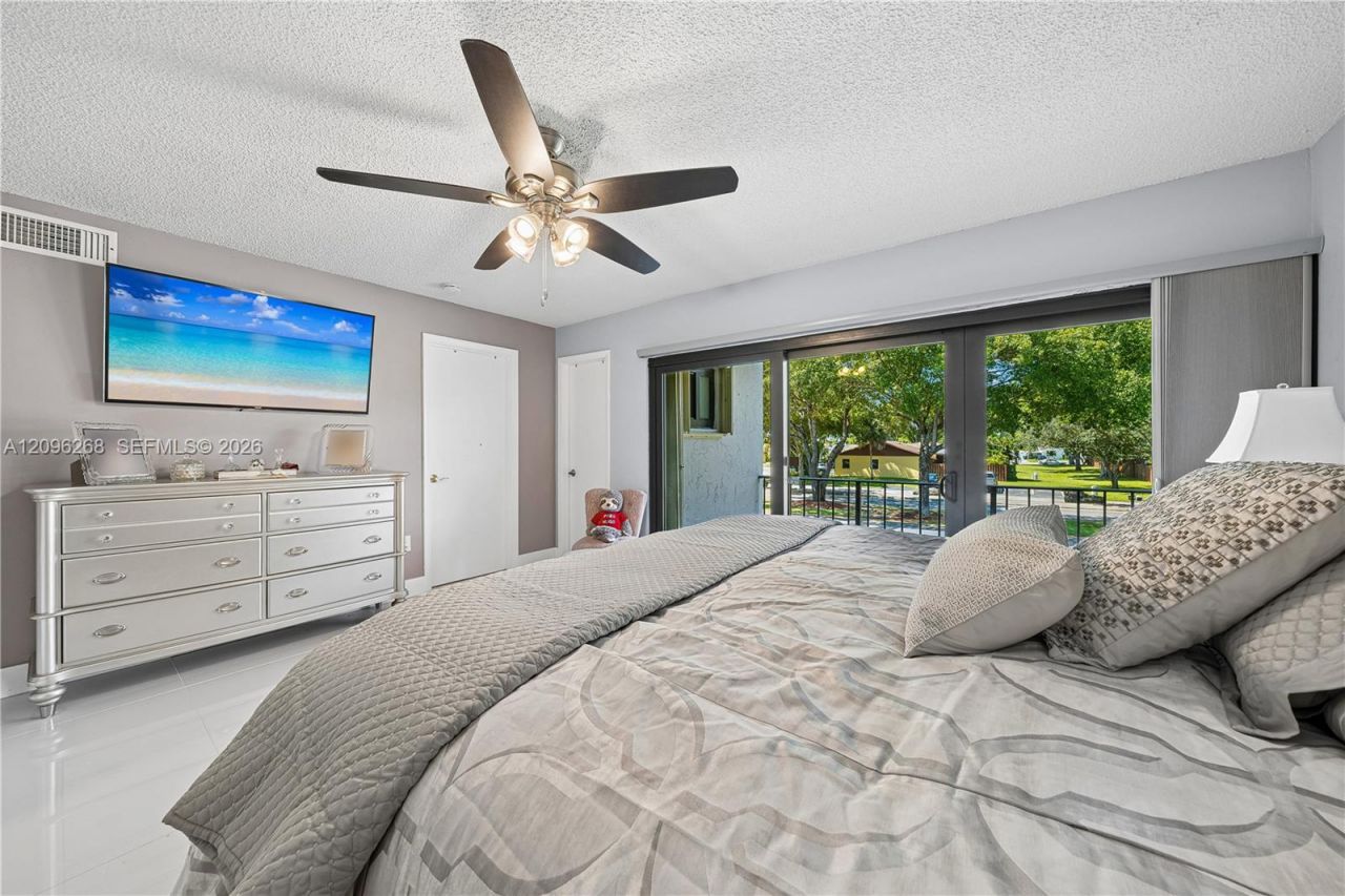 6526 Kendale Lakes Dr, Unit 1410, Miami, FL 33183 Photo