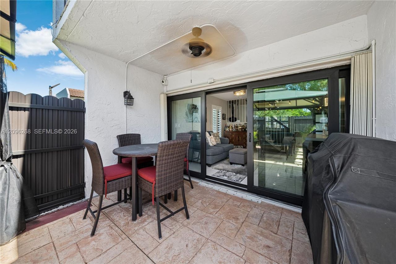 6526 Kendale Lakes Dr, Unit 1410, Miami, FL 33183 Photo