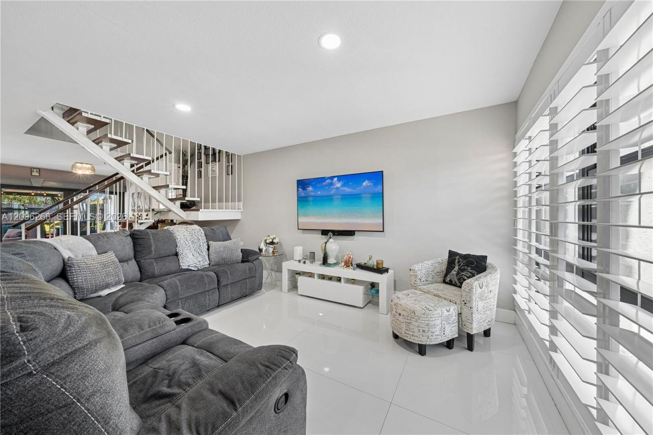 6526 Kendale Lakes Dr, Unit 1410, Miami, FL 33183 Photo