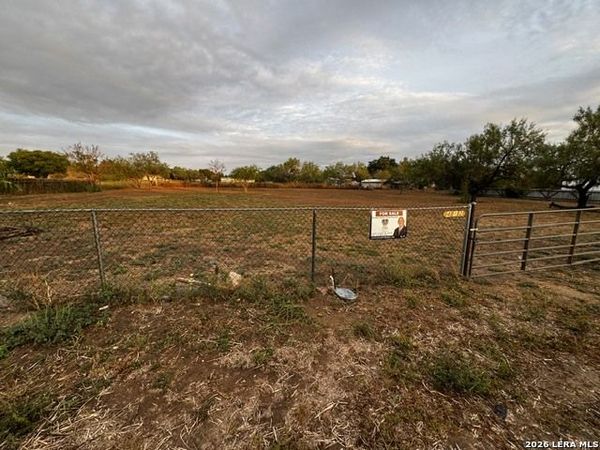 412 N Transportation Dr, Devine, TX 78016