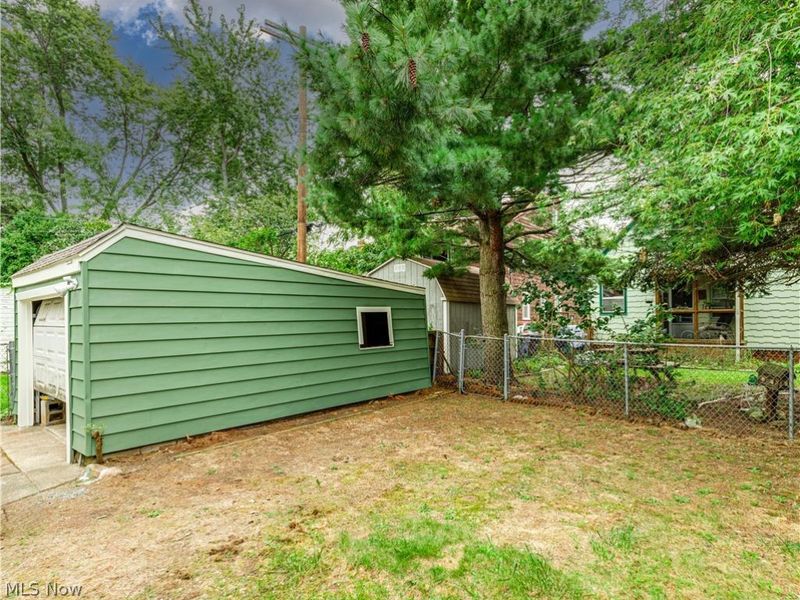 18104 Hiller Avenue, Cleveland, OH 44119 Photo 23