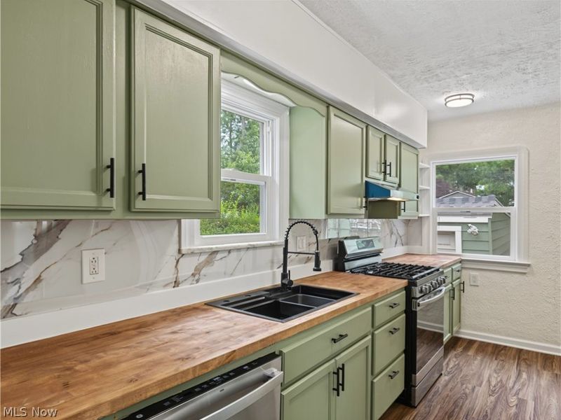 18104 Hiller Avenue, Cleveland, OH 44119 Photo 6