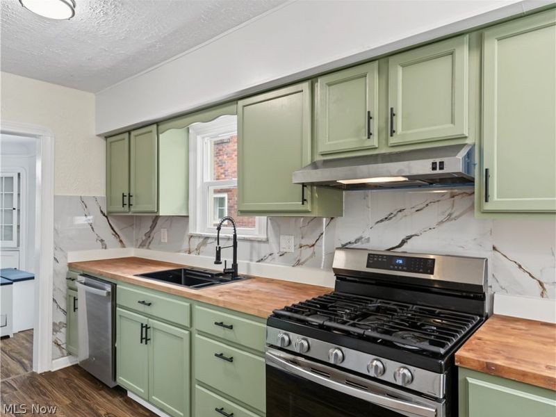 18104 Hiller Avenue, Cleveland, OH 44119 Photo 7