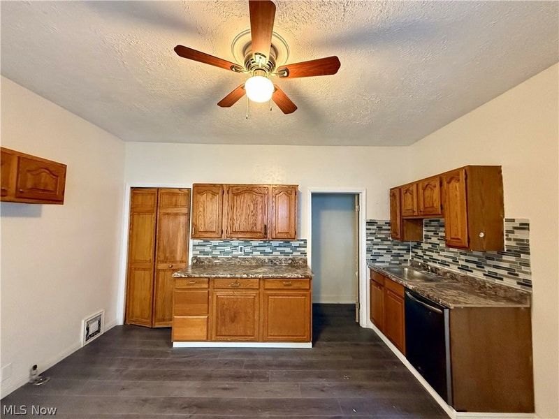 38 Regent Street, Campbell, OH 44405 Photo 8