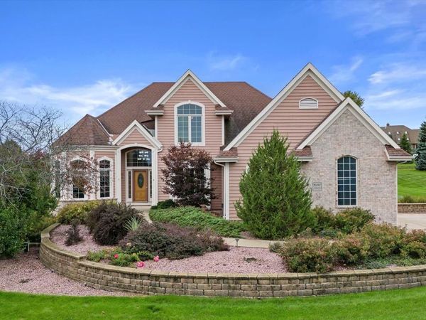 W287N921 Bedouin COURT, Waukesha, WI 53188