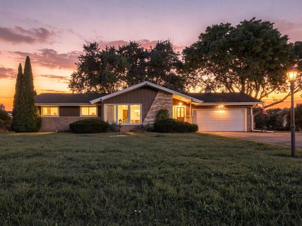 3735 San Fernando DRIVE, Brookfield, WI 53045
