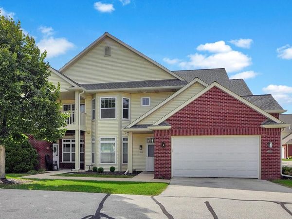 586 Grandview COURT, Unit B, Pewaukee, WI 53072