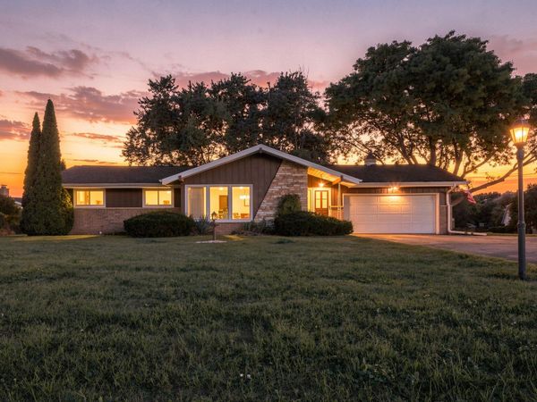 3735 San Fernando Dr, Brookfield, WI 53045