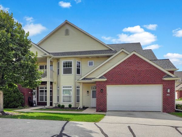 586 Grandview Ct, Unit B, Pewaukee, WI 53072