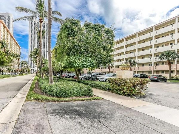 220 Kings Point Dr , Unit 411, Sunny Isles Beach, FL 33160