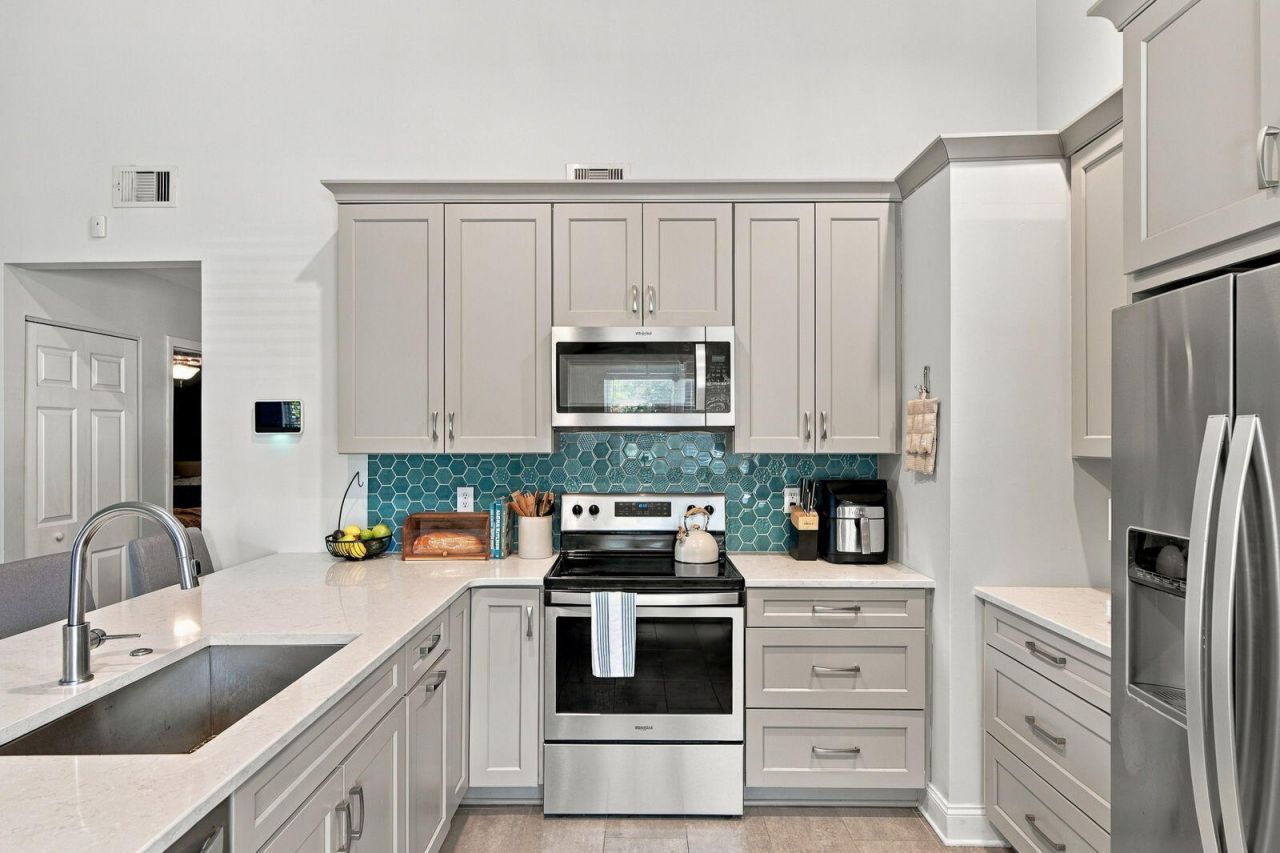 1083 Oakcrest Drive Photo 4