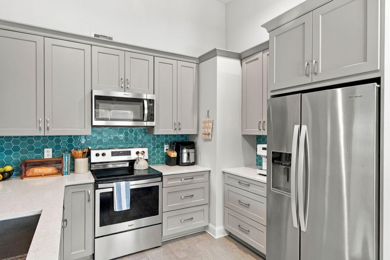 1083 Oakcrest Drive Photo 4