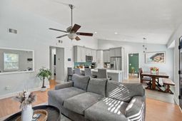 1083 Oakcrest Drive photo 4