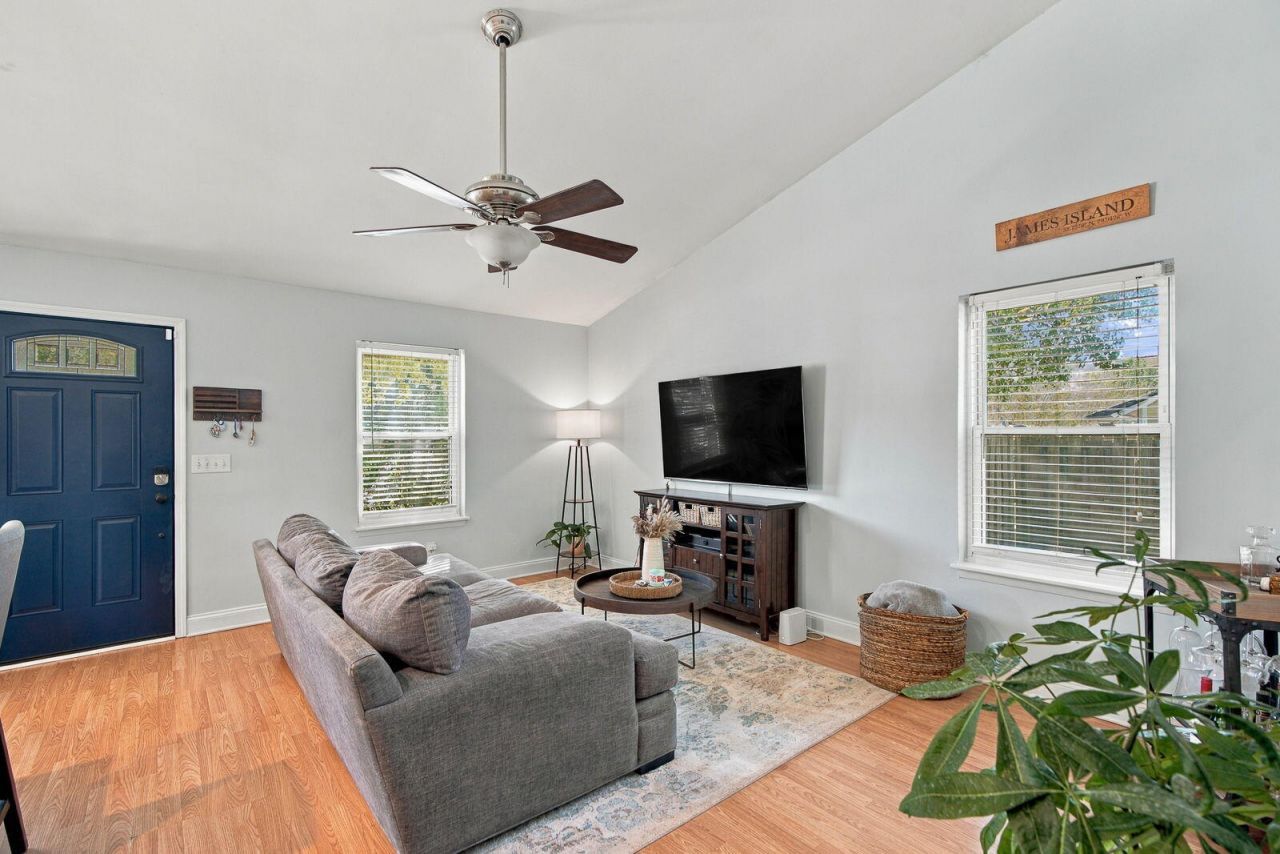 1083 Oakcrest Drive Photo 9