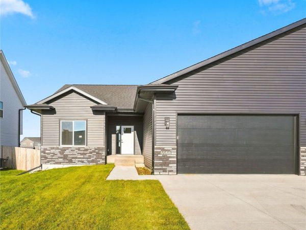 1405 Duncan Dr , Muscatine, IA 52761