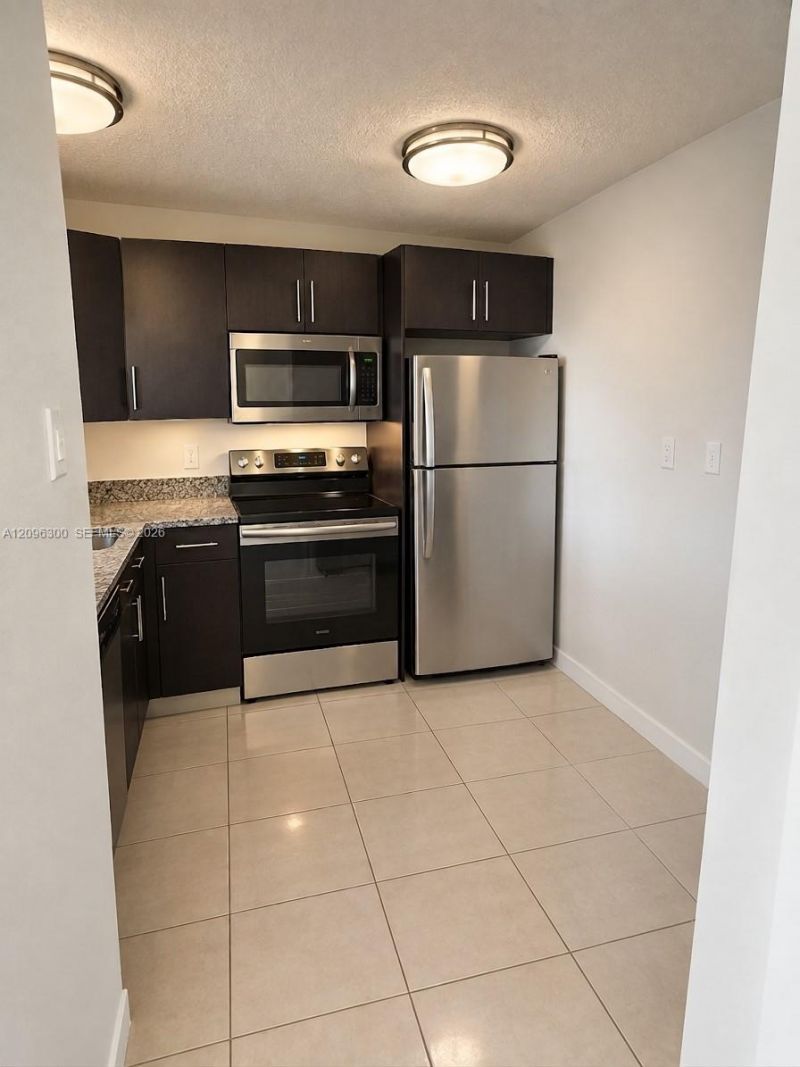 486 NW 165th St Rd, Unit B-603, Miami, FL 33169 Photo