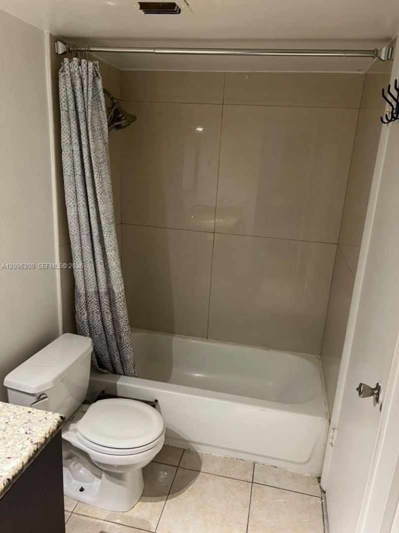 486 NW 165th St Rd, Unit B-603, Miami, FL 33169 Photo