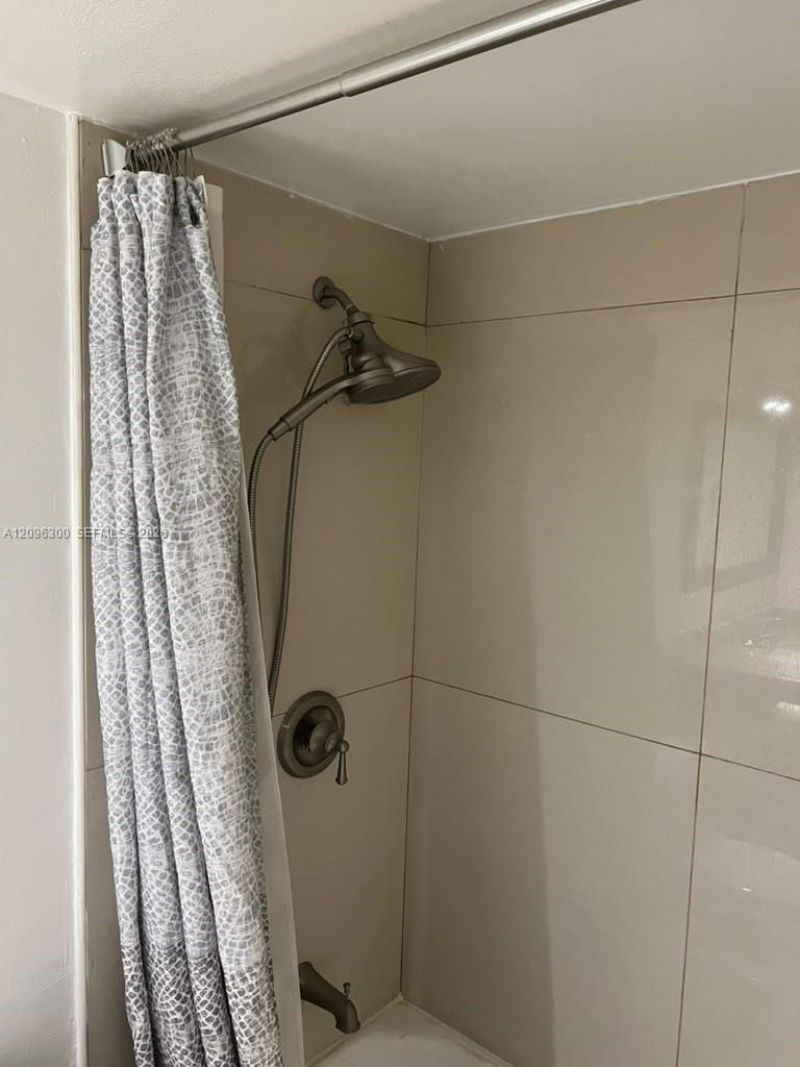 486 NW 165th St Rd, Unit B-603, Miami, FL 33169 Photo