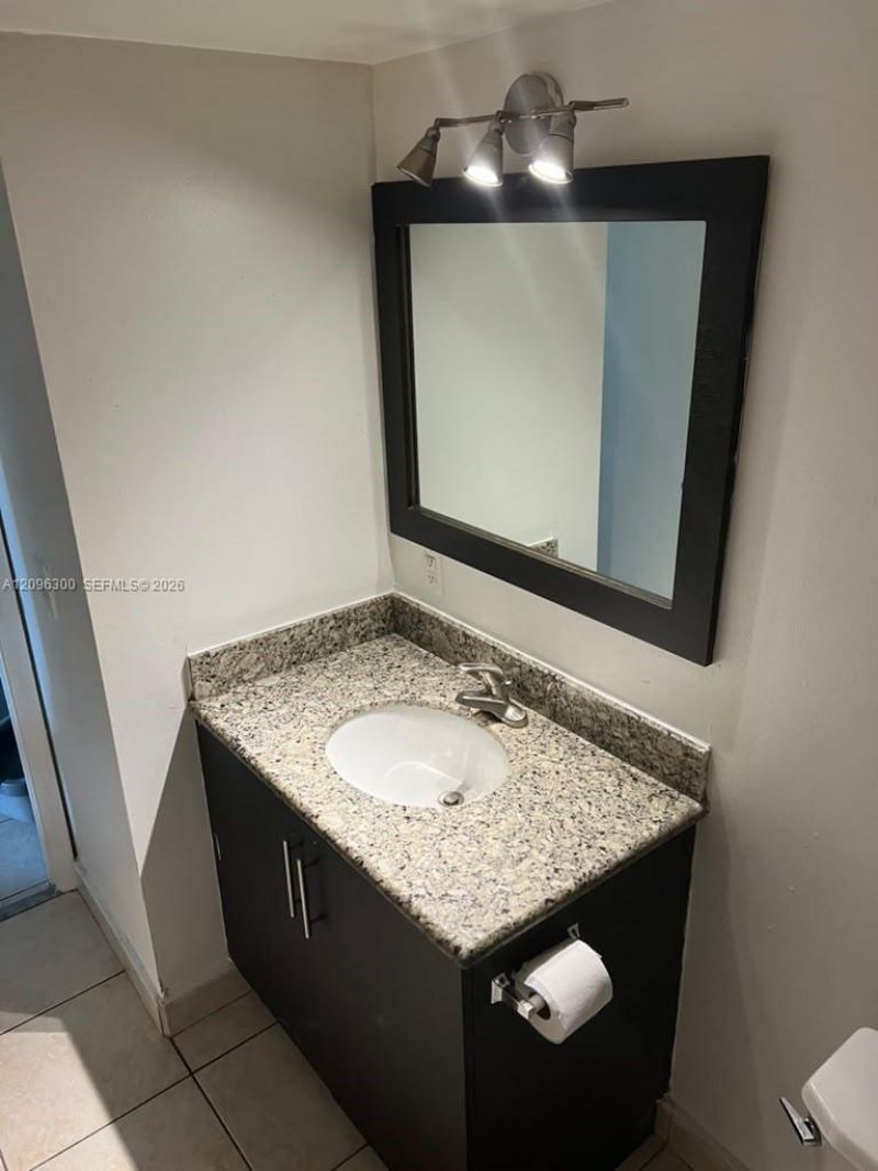 486 NW 165th St Rd, Unit B-603, Miami, FL 33169 Photo
