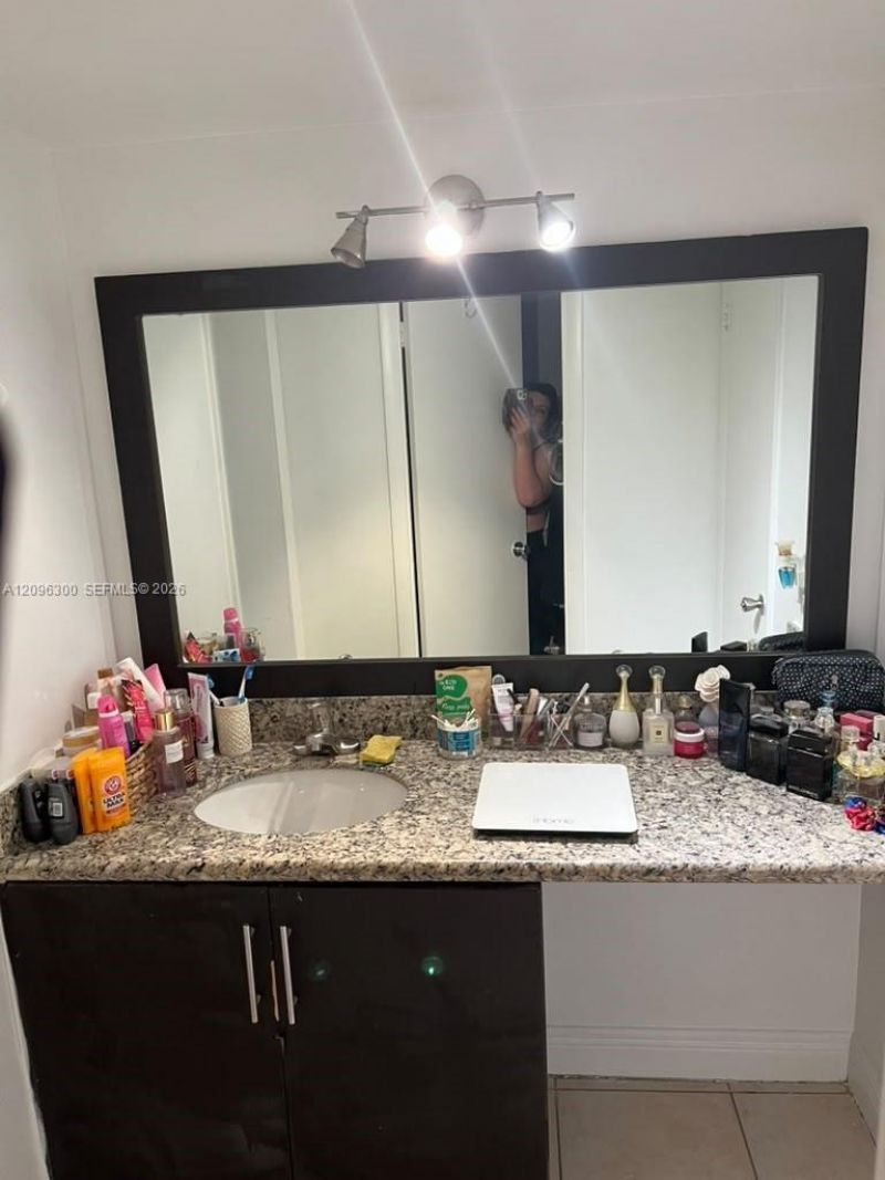 486 NW 165th St Rd, Unit B-603, Miami, FL 33169 Photo