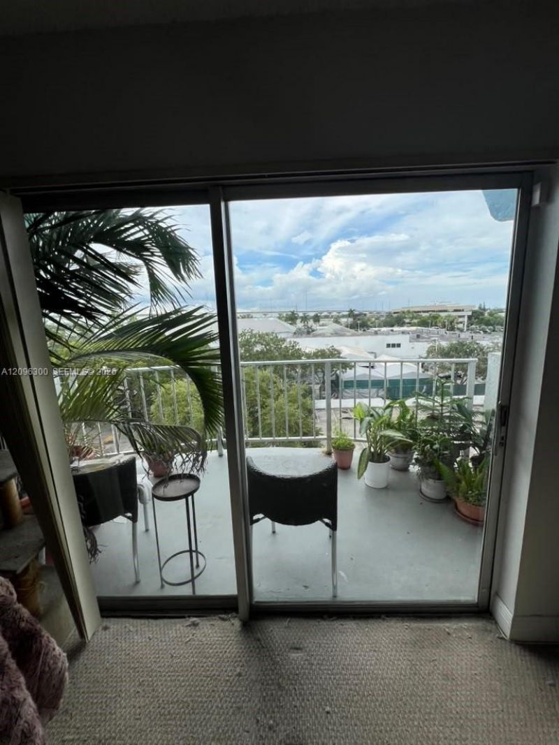 486 NW 165th St Rd, Unit B-603, Miami, FL 33169 Photo