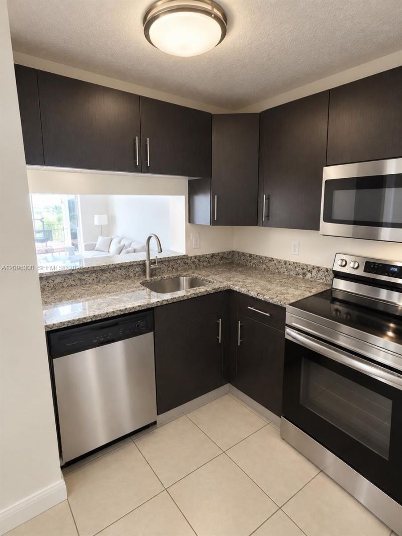 486 NW 165th St Rd, Unit B-603, Miami, FL 33169 Photo