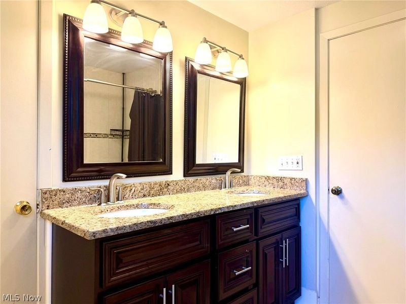 28096 Edgepark Drive, North Olmsted, OH 44070 Photo 16