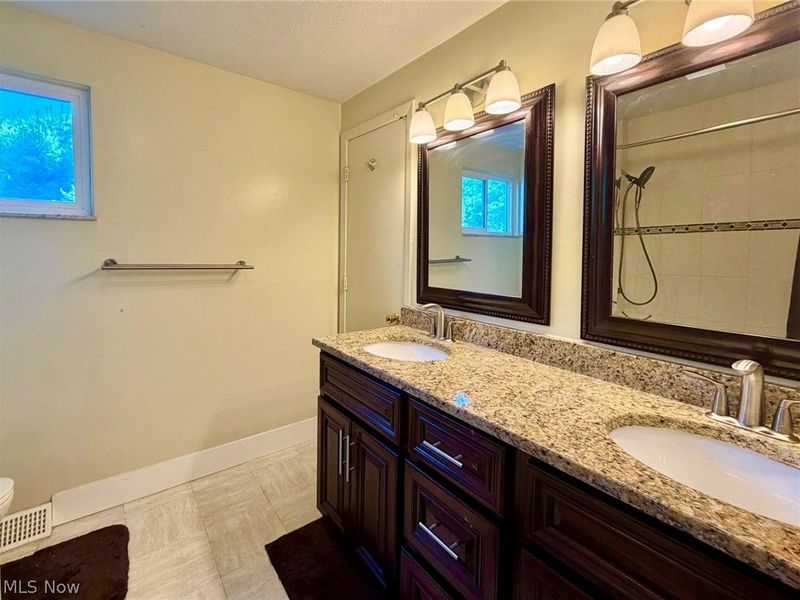 28096 Edgepark Drive, North Olmsted, OH 44070 Photo 17