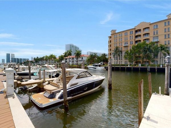2950 NE 188th St , Aventura, FL 33180