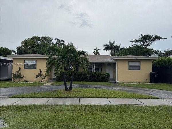 1009 NE 2nd St , Hallandale Beach, FL 33009