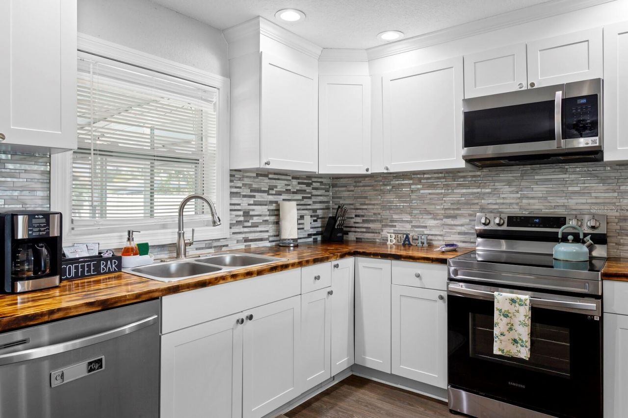 8404 43rd Avenue Terrace W, Bradenton, FL 34209 Photo