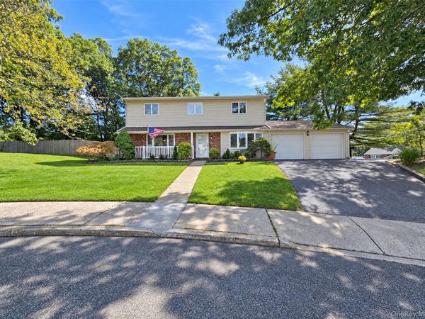 20 Bradbury Court , Holbrook, NY 11741