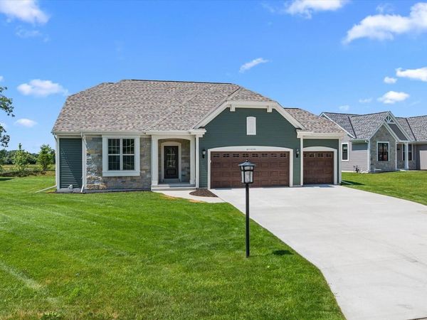 W251N2399 Valleyview CIRCLE, Pewaukee, WI 53072