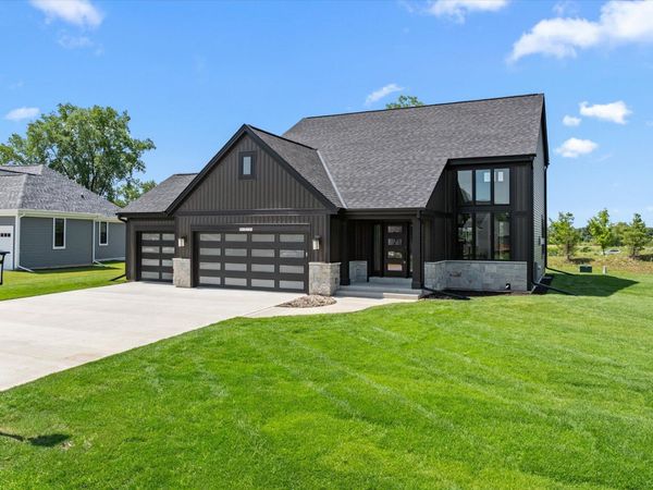 W251N2385 Valleyview Cir, Pewaukee, WI 53072