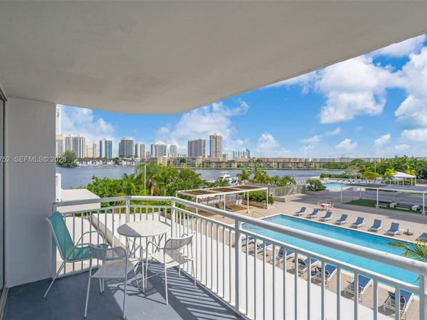 18071 Biscayne Blvd , Unit 303, Aventura, FL 33160