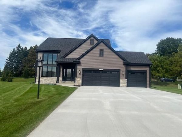 W251N2459 Valleyview CIRCLE, Pewaukee, WI 53072