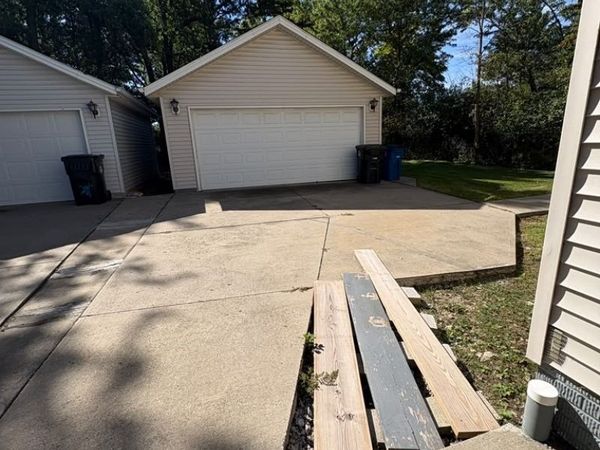 16200 Kollin Avenue, Cleveland, OH 44128