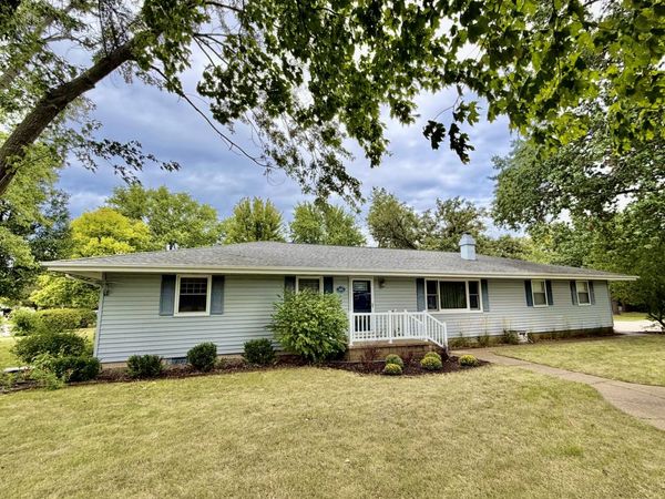 1009 College Street , Henry, IL 61537