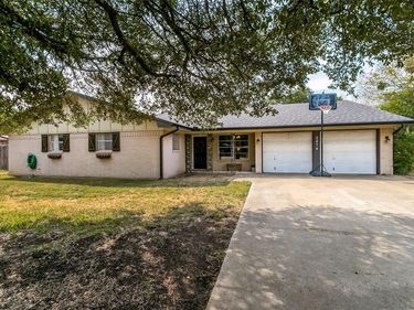 5474 Valley Drive, Fort Worth, TX 76140