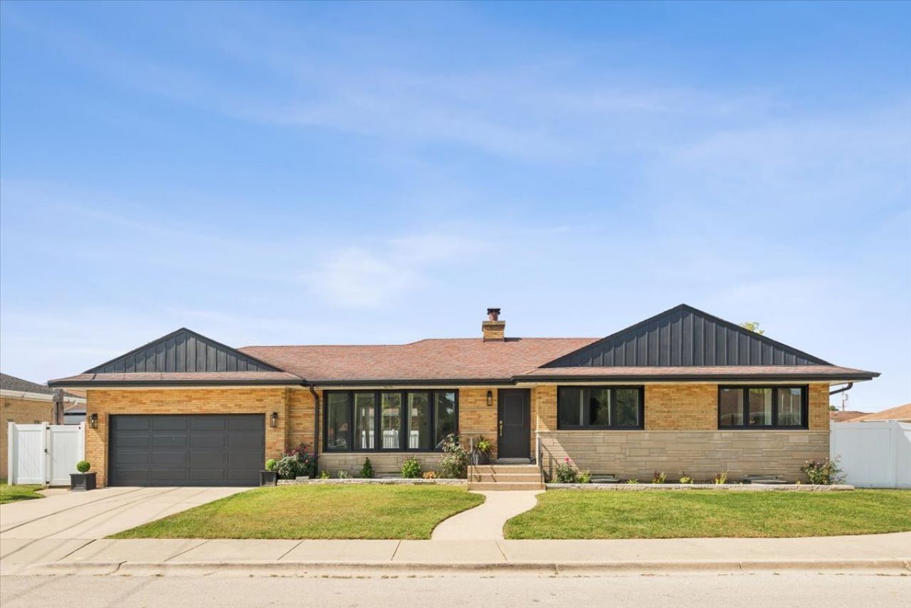 8425 W Sunnyside Avenue, Chicago, IL 60656 Main Photo