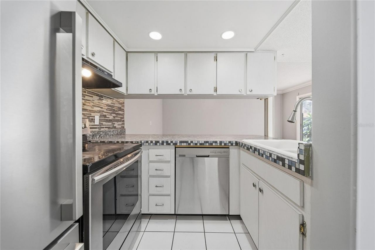 912 Byron Lane, Unit 5C, Sarasota, FL 34243 Photo
