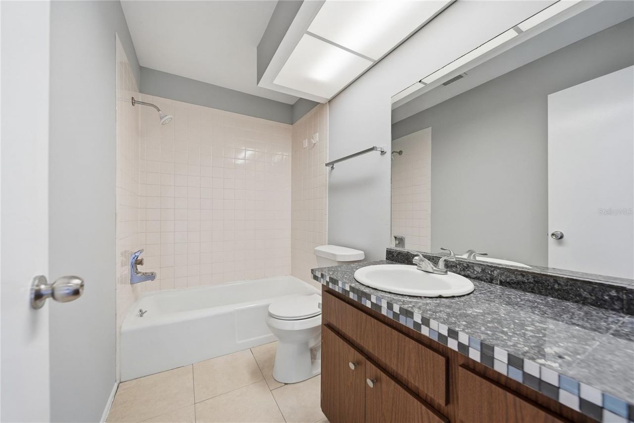 912 Byron Lane, Unit 5C, Sarasota, FL 34243 Photo