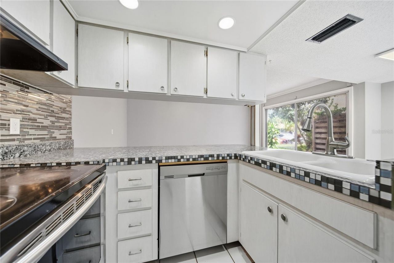 912 Byron Lane, Unit 5C, Sarasota, FL 34243 Photo