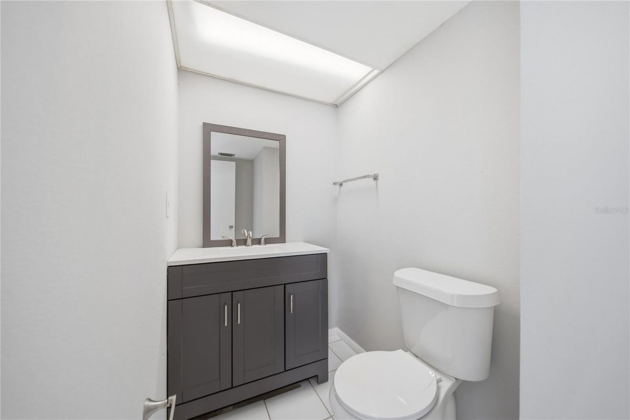 912 Byron Lane, Unit 5C, Sarasota, FL 34243 Photo
