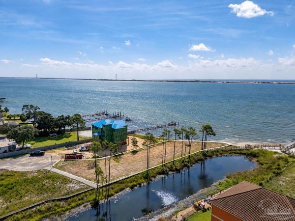 2035 Palmetto Lake Dr, Navarre, FL 32566