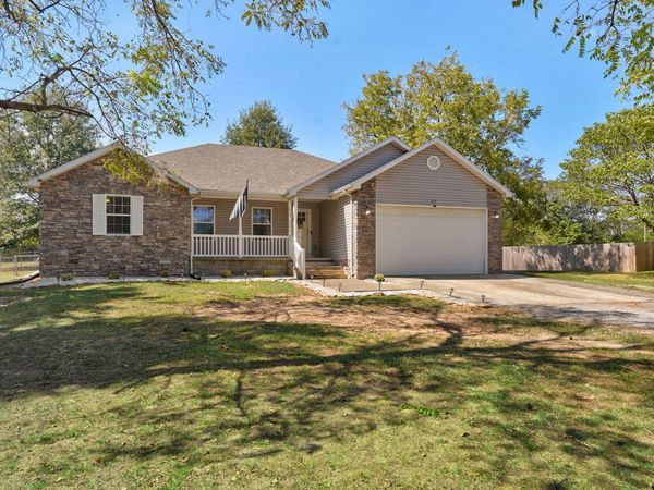 417 N Sunset Avenue , Bolivar, MO 65613